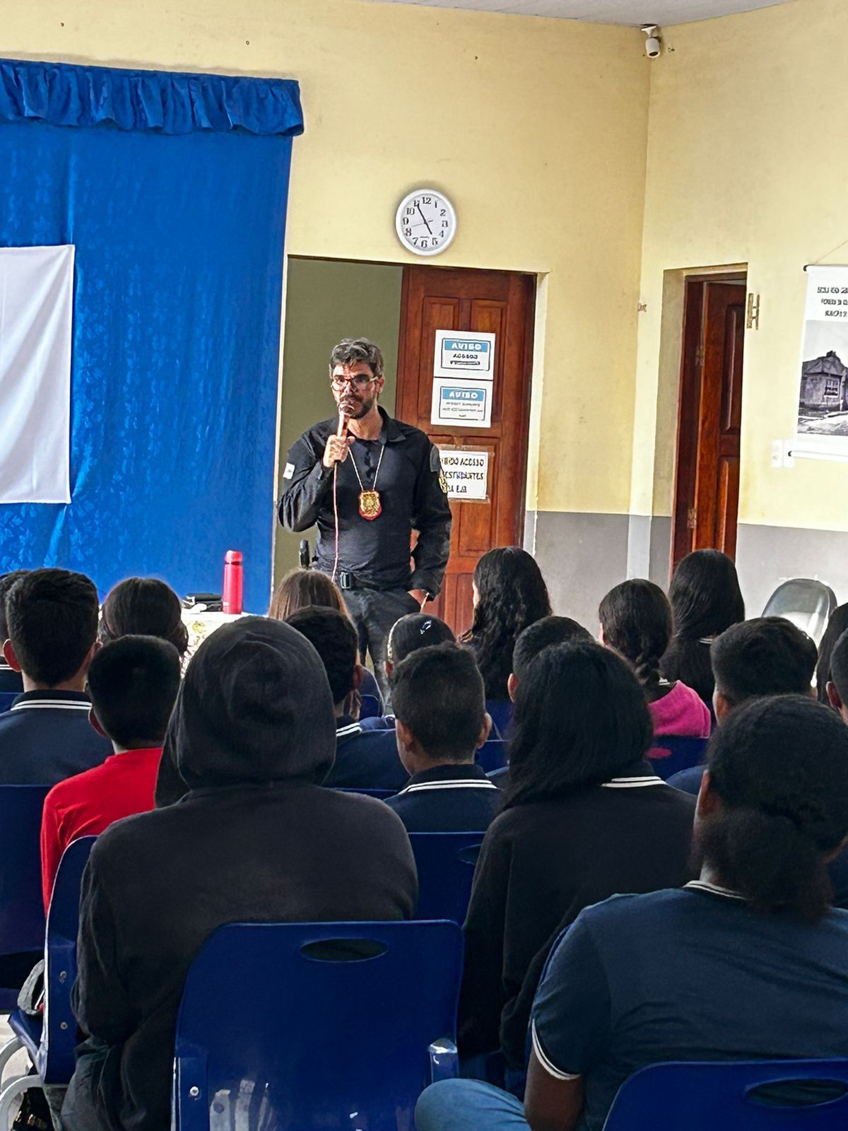 NO MUNICÍPIO DE AMAPÁ, DELEGADO DE POLÍCIA MINISTRA PALESTRA SOBRE PREVENÇÃO DE CRIMES NO AMBIENTE ESCOLAR